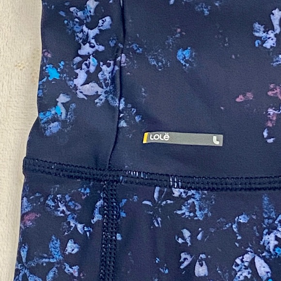 🎉 HOST PICK!!🎉🎊 Lolë, Blue Capris with Floral Prints, Size XS - Picture 4 of 8